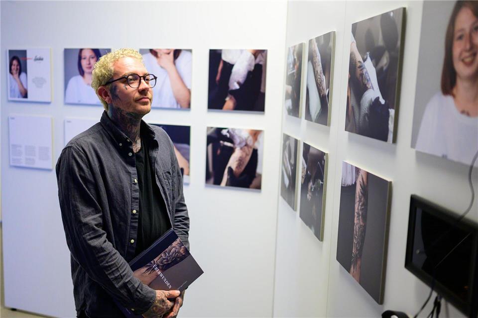 Eine Ausstellung in Lüneburg zeigt, wie Menschen ihr selbstverletzendes Verhalten überwinden können – mit Tattoos.Philipp Schulze/dpa