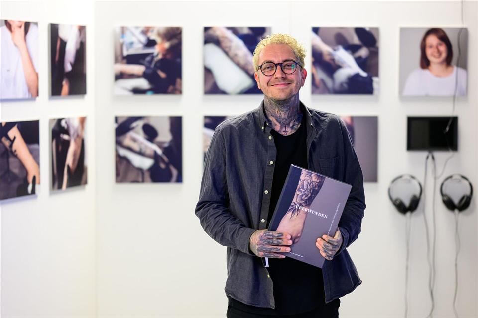 Eine Ausstellung in Lüneburg zeigt, wie Menschen ihr selbstverletzendes Verhalten überwinden können – mit Tattoos.Philipp Schulze/dpa