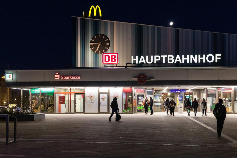 Eine Ausstellung zu Deportationen in der NS-Zeit wurde im Juni im Hauptbahnhof in Cottbus eröffnet. Ein Monitor wurde laut Menschenrechtszentrum zerstört. (Symbolbild)Frank Hammerschmidt/dpa