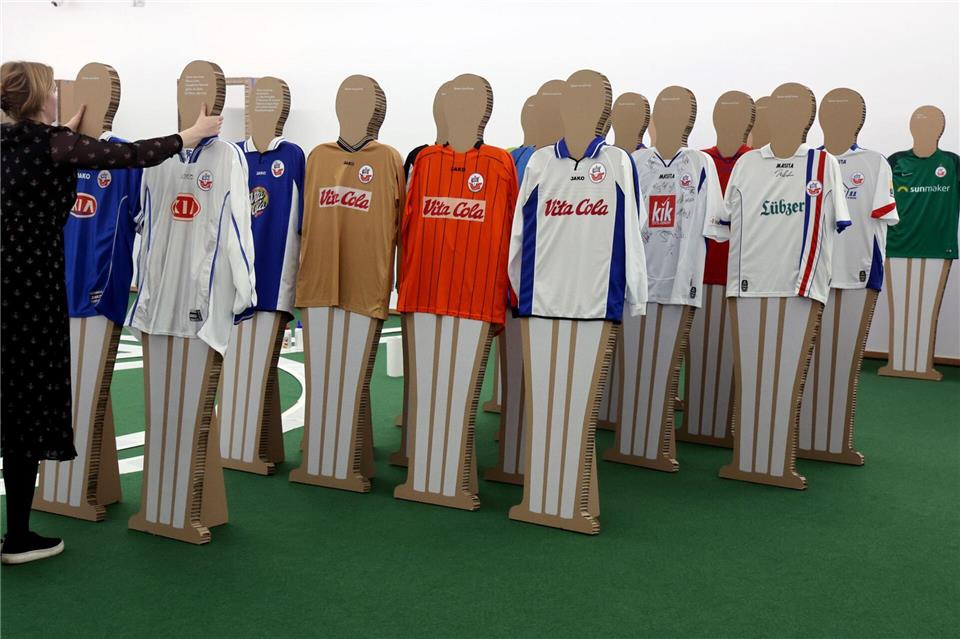Eine Ausstellung zum 60. Geburtstag des FC Hansa Rostock zeigt die Hansa-Trikots der vergangenen Jahrzehnte.Bernd Wüstneck/dpa