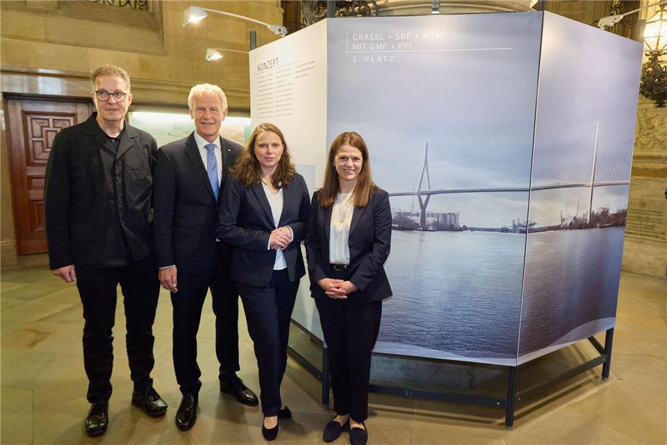 Eine Ausstellung zur neuen Köhlbrandbrücke ist in der Rathausdiele bis zum 24. Juni 2026 zu sehen.Georg Wendt/dpa