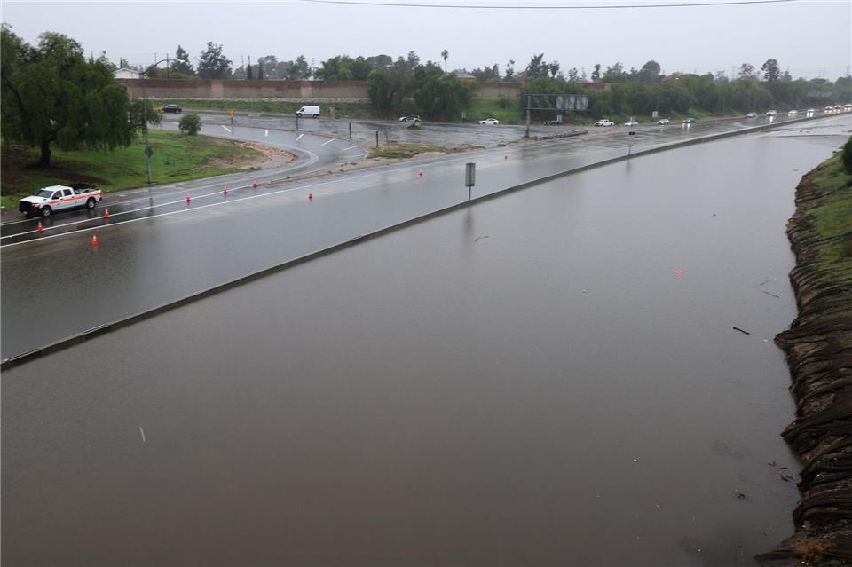 Eine Autobahn in Südkalifornien ist überschwemmt.Jonathan Alcorn/ZUMA Press Wire/AP/dpa