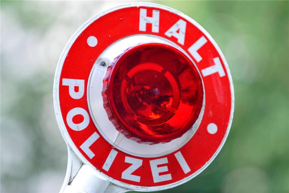 Eine Autofahrerin floh vor der Polizeikontrolle. (Symbolbild)Frank Leonhardt/dpa