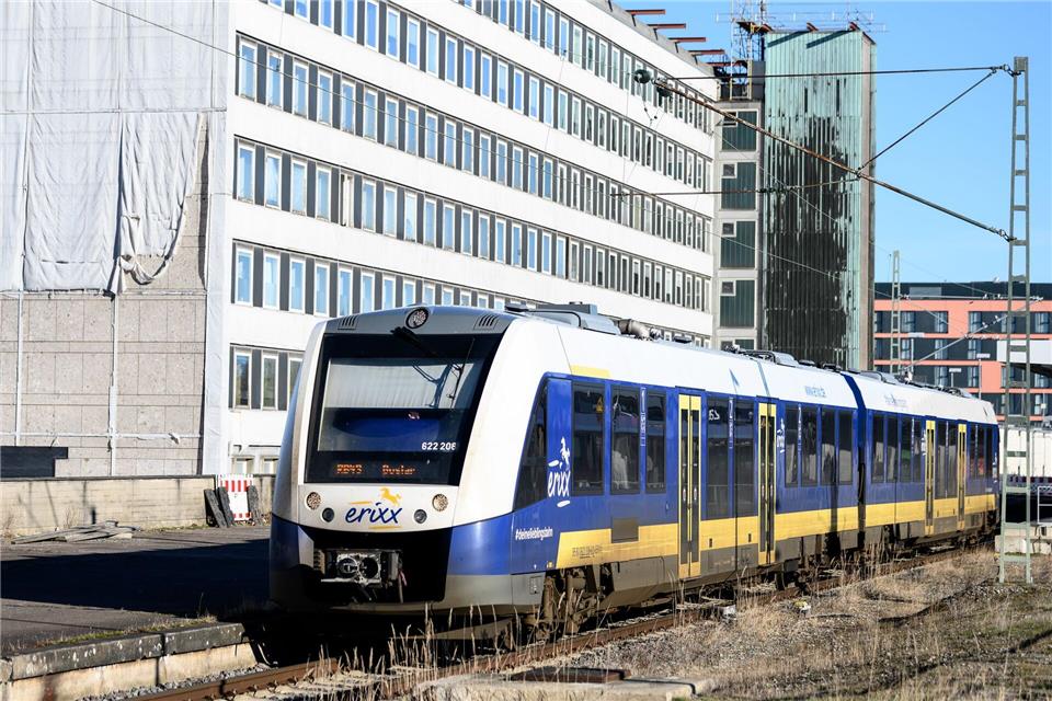 Eine Bahn des Eisenbahnverkehrsunternehmens Erixx steht im Braunschweiger Hauptbahnhof. (Symbolbild)Swen Pförtner/dpa