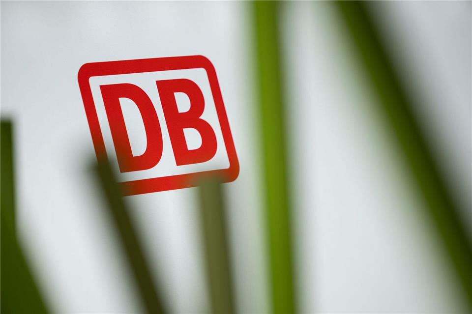 Eine Bahnbrücke über einer Straße ist von einem Lastwagen oder anderem großen Fahrzeug von unten touchiert worden. (Symbolbild)Hannes P Albert/dpa