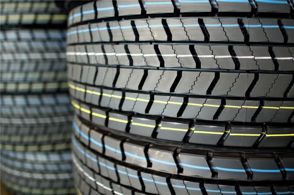 Eine Bande soll in ganz MV Reifen gestohlen und einen hohen sechsstelligen Schaden verursacht haben. Nun sitzen die Männer in U-Haft. (Symbolbild)Julian Stratenschulte/dpa