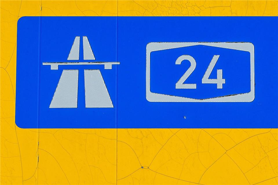 Eine Baustelle auf der A24 wird den Verkehr zwischen den Anschlussstellen Witzhave und Schwarzenbek/Grande fünf Monate lang behindern. (Symbolbild)Jens Kalaene/dpa