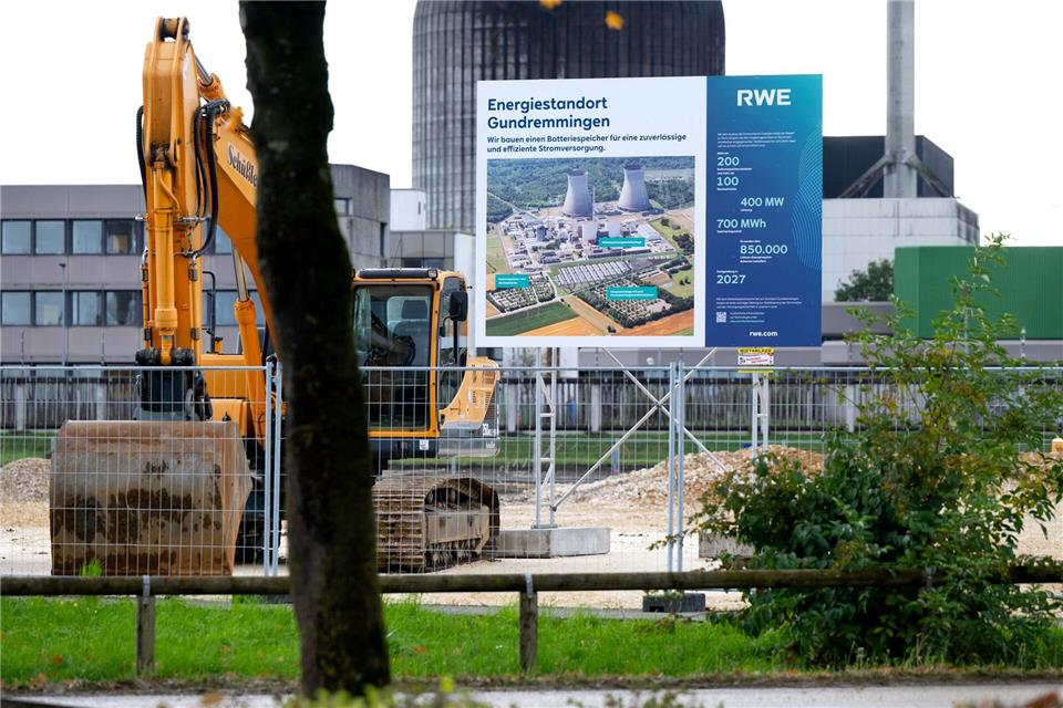 Eine Bautafel informiert in Gundremmingen über den Energiestandort. (Archivbild)Sven Hoppe/dpa