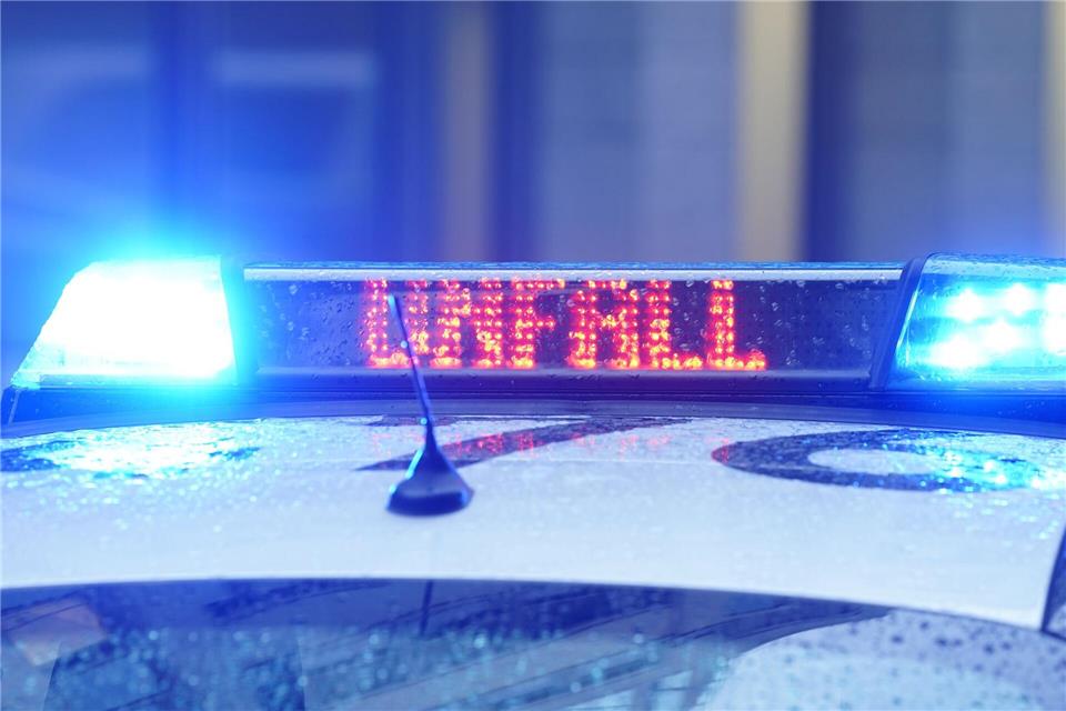 Eine Beifahrerin wird bei einem unerlaubten Überholmanöver scher verletzt. (Symbolbild)Marcus Brandt/dpa