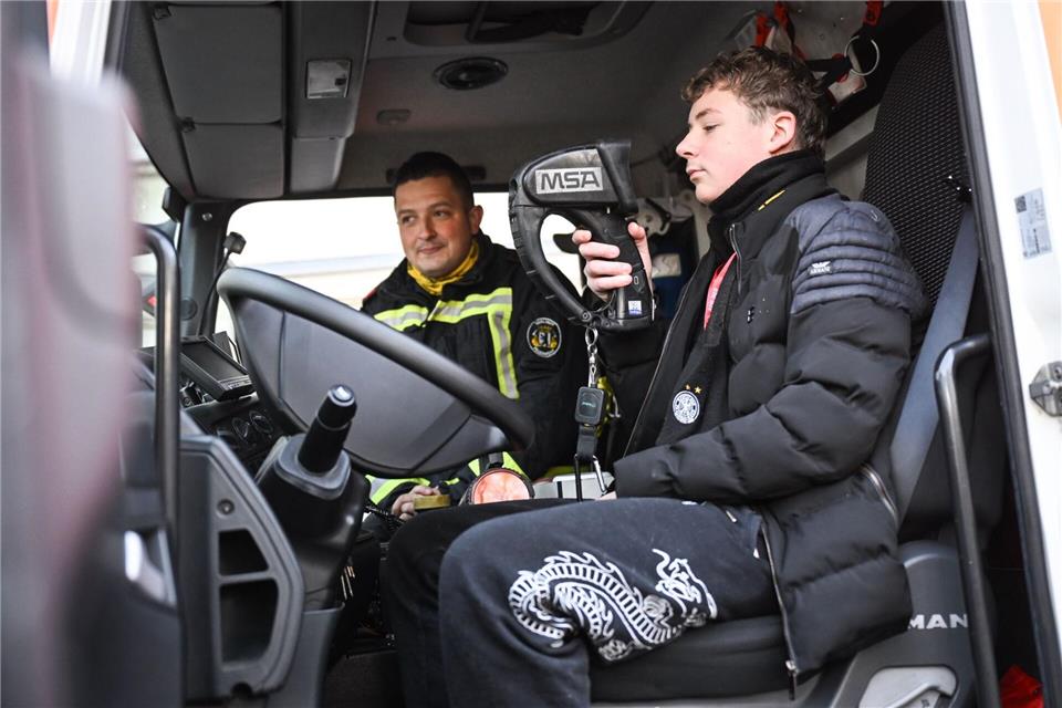 Eine Berliner Schule arbeitet mit der Feuerwehr für ein reguläres Unterrichtsfach „Retten und Schützen“ zusammen. Britta Pedersen/dpa