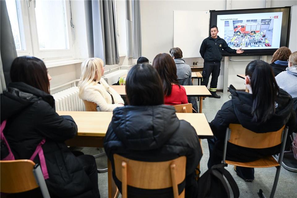 Eine Berliner Schule arbeitet mit der Feuerwehr für ein reguläres Unterrichtsfach „Retten und Schützen“ zusammen. Britta Pedersen/dpa