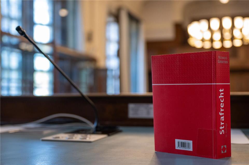 Eine Berlinerin ist wegen versuchter Anstiftung zum Mord an ihrem Ex-Mann zu drei Jahren und drei Monaten Haft verurteilt worden. (Symbolbild)Monika Skolimowska/dpa