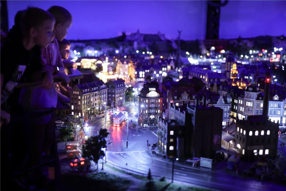 Eine Besonderheit der größten Modelleisenbahnanlage der Welt ist die Tag-Nacht-Beleuchtung. Christian Charisius/dpa