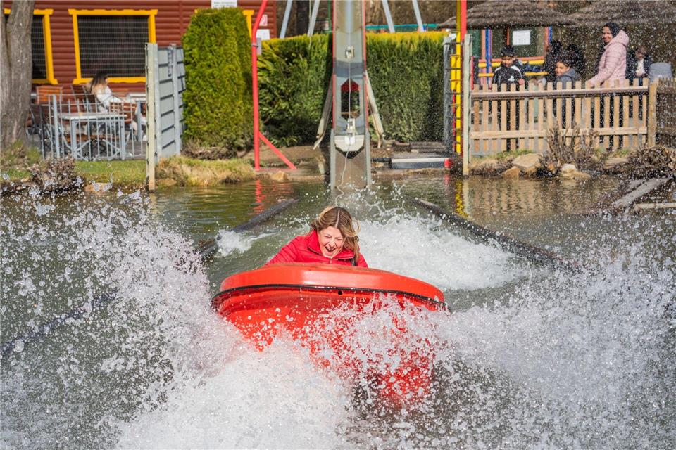 Eine Besucherin im Freizeitpark Lochmühle: Bei so viel Spaß darf es auch einmal nass werden.Andreas Arnold/dpa