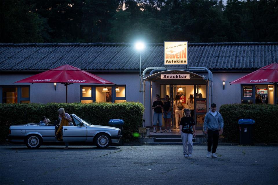 Eine Besucherin schätzt den „American Style“. In der Snackbar, die im amerikanischen Stil gehalten ist, gibt es auch Burger.Hannes P. Albert/dpa