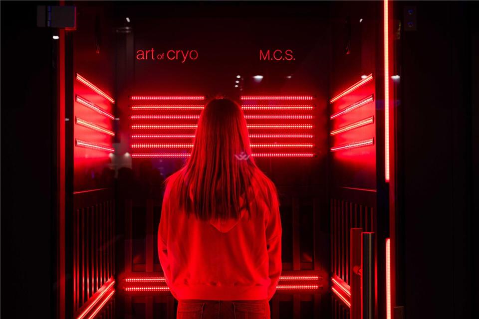 Eine Besucherin testet das Multi-Cryo-Hacking System auf der Fitnessmesse Fibo.Rolf Vennenbernd/dpa