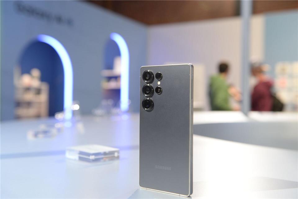 Eine Beta-Version von One UI 8.5 samt Bixby-Update lässt sich ab sofort auf Geräten der Galaxy-S25-Serie ausprobieren - also etwa auch auf dem Samsung Galaxy S25 Ultra (Bild).Andrej Sokolow/dpa-tmn/dpa