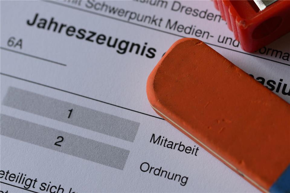 Eine Bewertung des Arbeits- und Sozialverhaltens, hier auf einem Zeugnis aus Sachsen, gibt es auch in Niedersachsen. (Symbolbild)Robert Michael/dpa