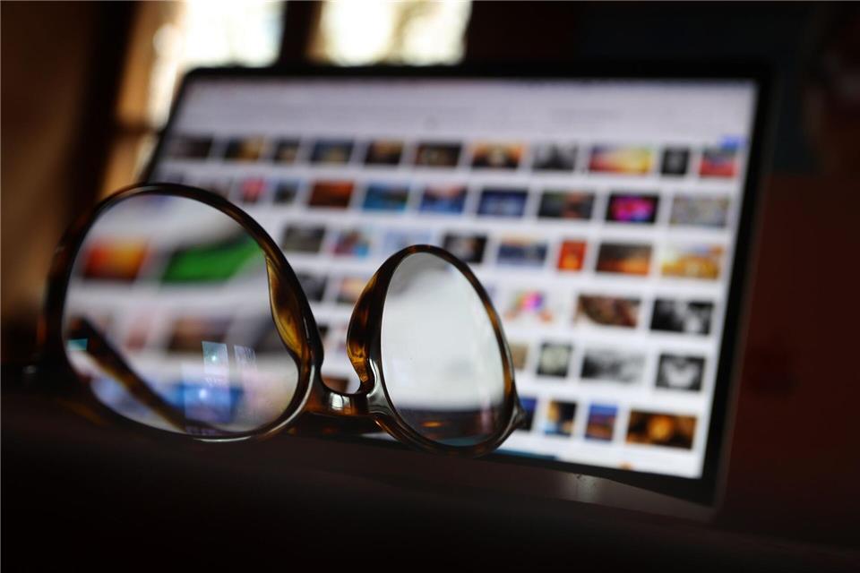 Eine Bildschirmbrille ist ein Arbeitsmittel und Eigentum der Firma.picture alliance/dpa