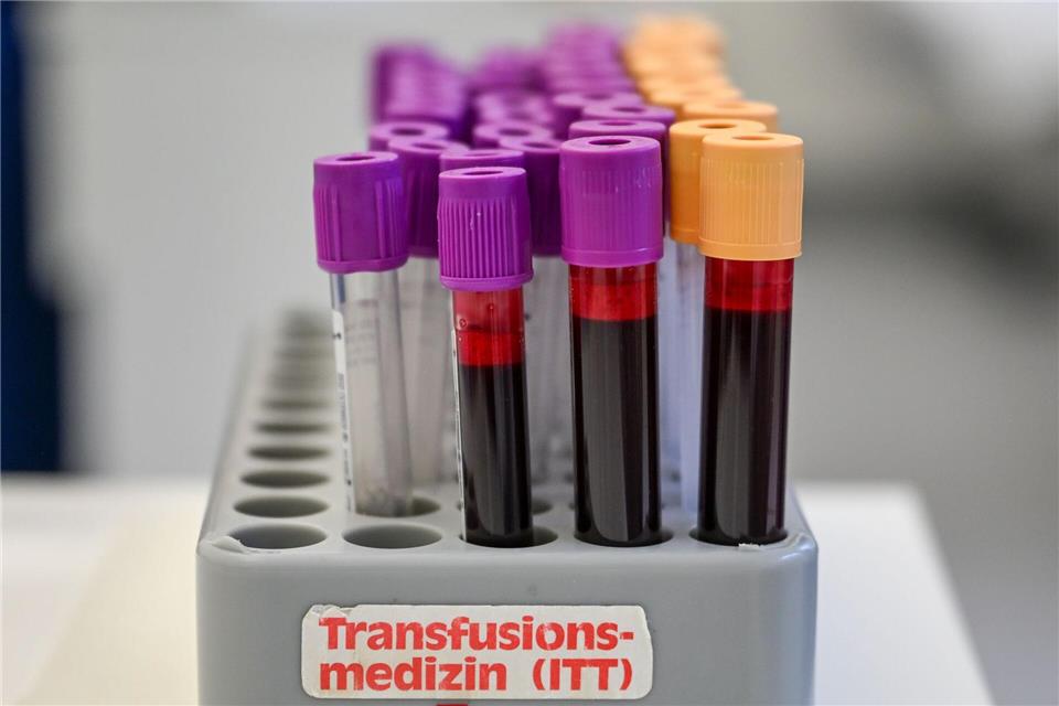 Eine Blutspende kann bis zu drei Menschen helfe (Symbolbild).Jens Kalaene/dpa