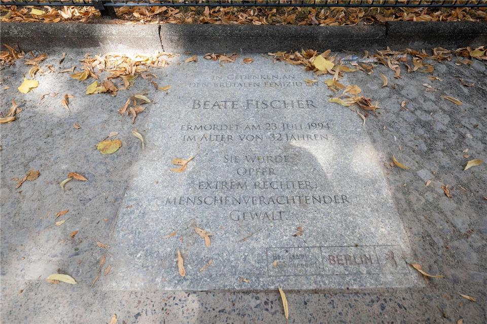 Eine Bodentafel für Beate Fischer erinnert im Bezirk Reinickendorf an die vor 32 Jahren ermordete Frau. Sebastian Christoph Gollnow/dpa