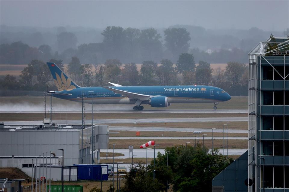 Eine Boeing 787-9 wie diese war Mitte August am Münchner Flughafen über die Startbahn hinausgeschossen und konnte gerade noch abheben. (Symbolbild)Karl-Josef Hildenbrand/dpa