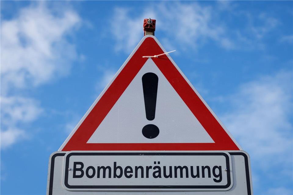 Eine Bombenentschärfung im Kreis Dithmarschen sorgt am Sonntag für Sperrungen im Bahn- und Autoverkehr. (Symbolbild)Friso Gentsch/dpa