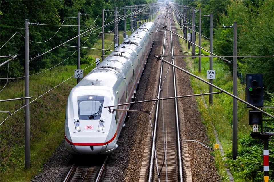 Eine Bombenentschärfung in Hannover hat den Fernverkehr beeinträchtigt. (Archivbild)Jens Büttner/dpa