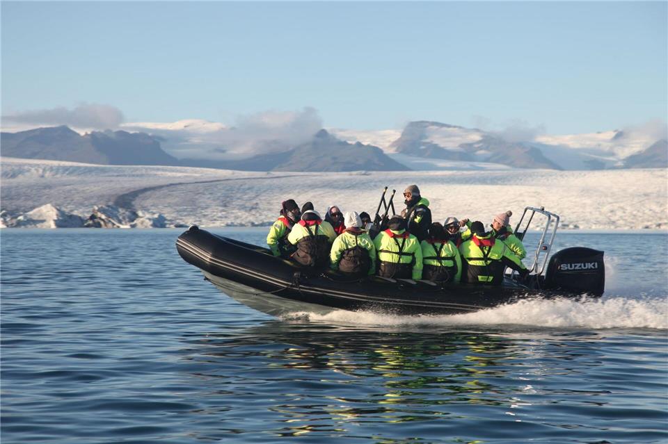 Eine Bootstour auf dem Gletschersee Jökulsárlón ist ein Klassiker an der Südküste Islands.Manuel Meyer/dpa-tmn