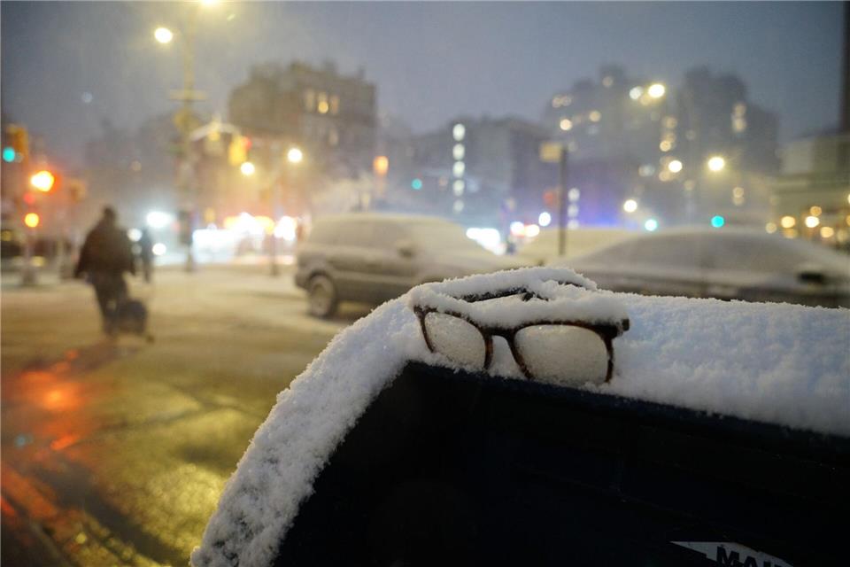 Eine Brille liegt während eines Schneesturms in New York im Schnee auf einem Briefkasten.Pamela Hassell/AP/dpa