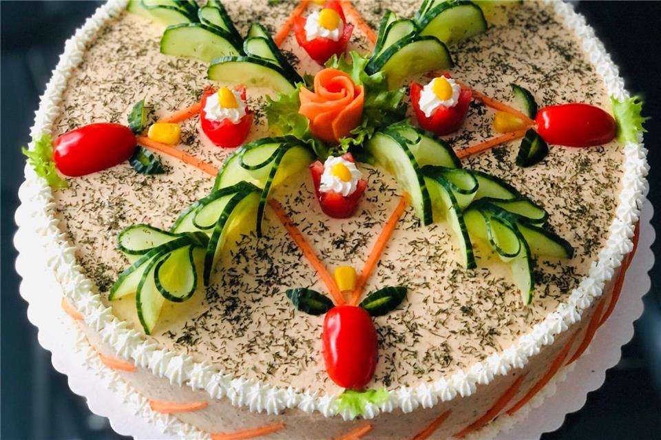 Eine Brottorte kann mit einer Salat-Gemüse-Mischung zwischen den Brotscheiben und wahlweise etwa mit Hähnchen, Lachs oder Gyros gefüllt werden. Als Verzierungen eignen sich geometrische Formen. Alina Eine/Tischlein deck dich - Café/dpa-tmn