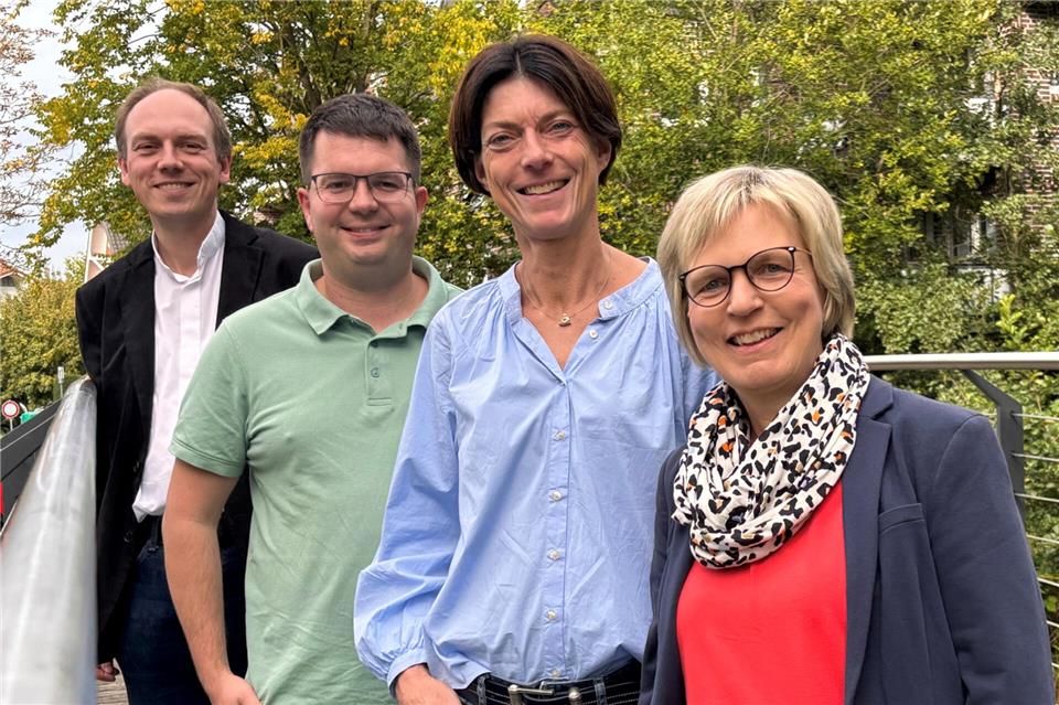 Eine Brücke im Borkener Stadtpark ist für das Leitungsteam des Pastoralen Raums ein symbolträchtiger Ort. Das neue Gremium will unter den Gläubigen Brücken bauen (von links): Fabian Tilling, Johannes Brockjann, Carola Buß und Beate Sonntag.