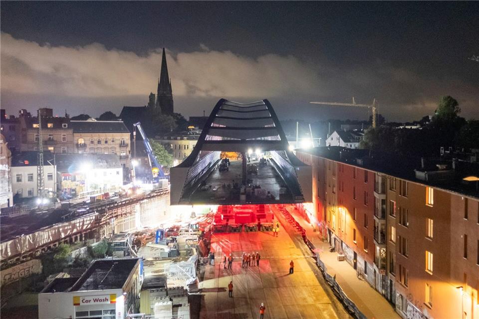 Eine Brücke schwebt durch die Stadt. Der Rohbau der neuen Sternbrücke auf dem Weg ins Ziel. Christian Charisius/dpa