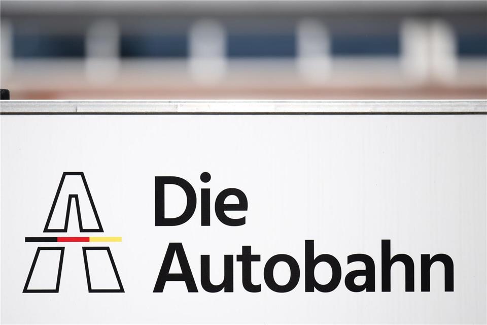Eine Brücke über die A14 muss abgerissen werden. (Symbolbild) Hendrik Schmidt/dpa