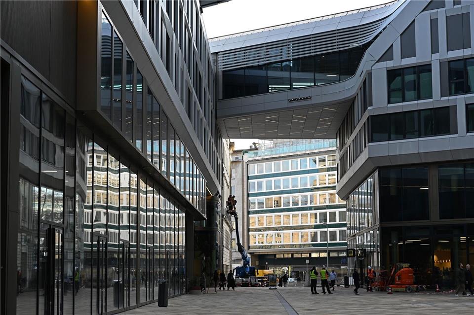 Eine Brücke verbindet zwei Bereiche des Hochhaus-Quartiers „Four“ in Frankfurt.Michael Brandt/dpa