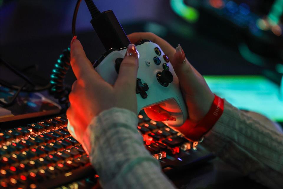 Eine Bürgerinitiative fordert: Einmal gekaufte Videospiele müssen spielbar bleiben. (Symbolbild)  Oliver Berg/dpa
