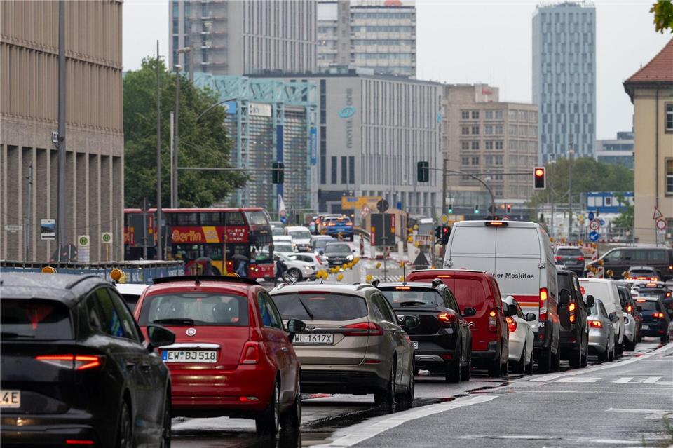 Eine Bürgerinitiative hat ein Volksbegehren angestoßen, um Autos weitgehend aus der Berliner Innenstadt zu verbannen. (Archivbild)Soeren Stache/dpa