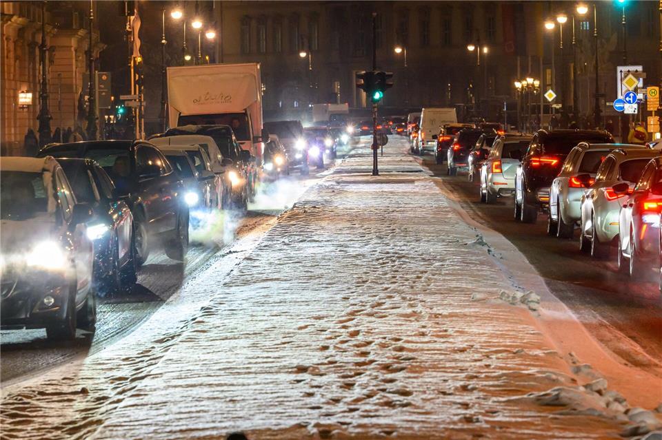 Eine Bürgerinitiative will den Autoverkehr innerhalb des Berliner S-Bahn-Rings radikal reduzieren. Soeren Stache/dpa