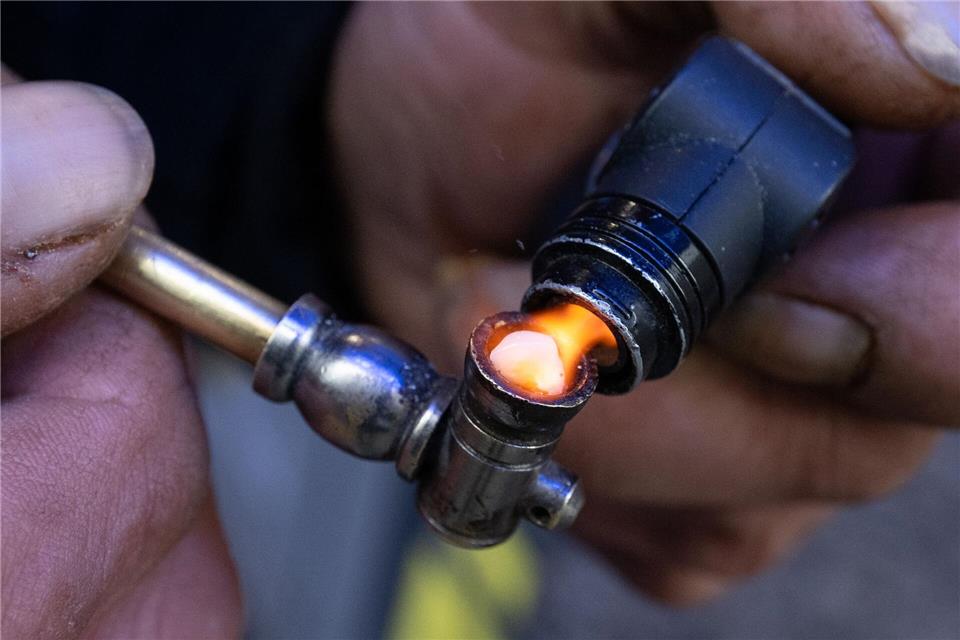 Eine Crack-Abhängige zündet sich in Frankfurt eine Crack-Pfeife an. (Symbolbild) Boris Roessler/dpa