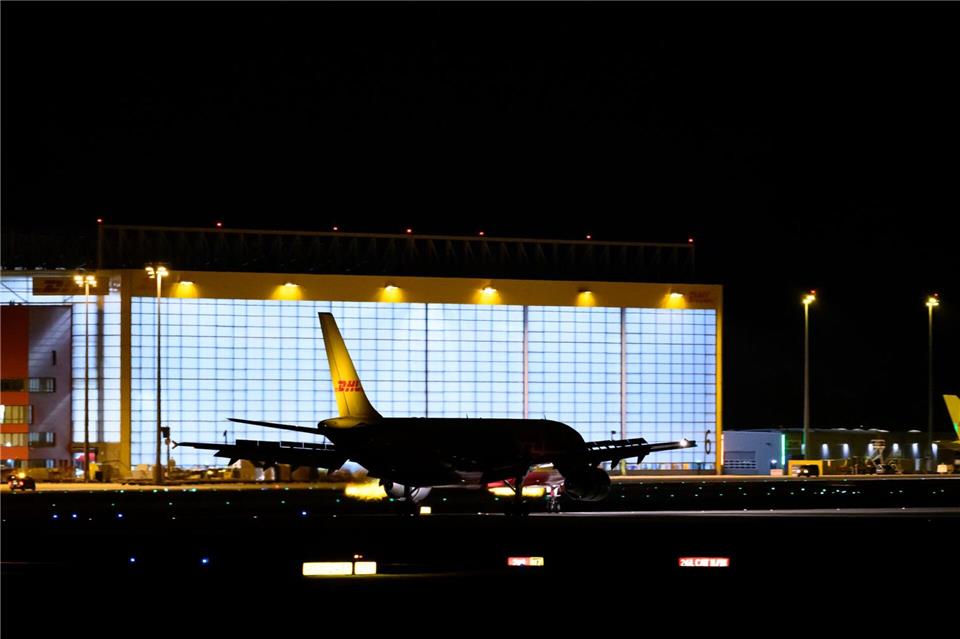 Eine DHL-Frachtmaschine ist nach einem technischen Problem zum Flughafen Leipzig/Halle zurückgekehrt. (Archivbild)Hendrik Schmidt/dpa
