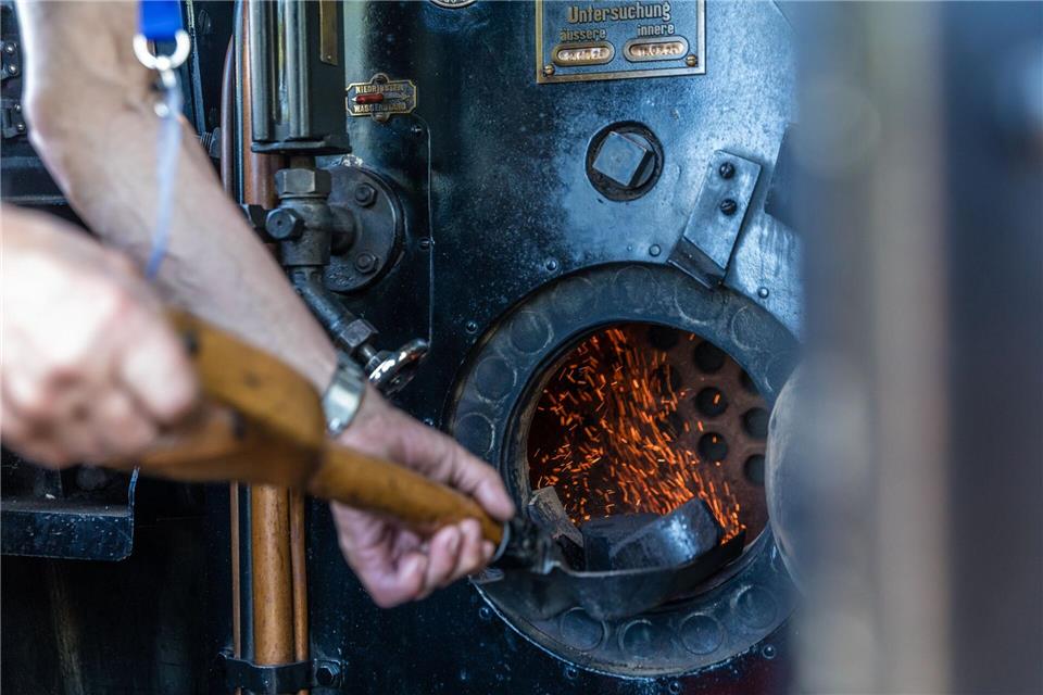 Eine Dampflok soll den Sonderzug am 3. November durch Wiesbaden ziehen. (Symbolbild)Frank Hammerschmidt/dpa/ZB