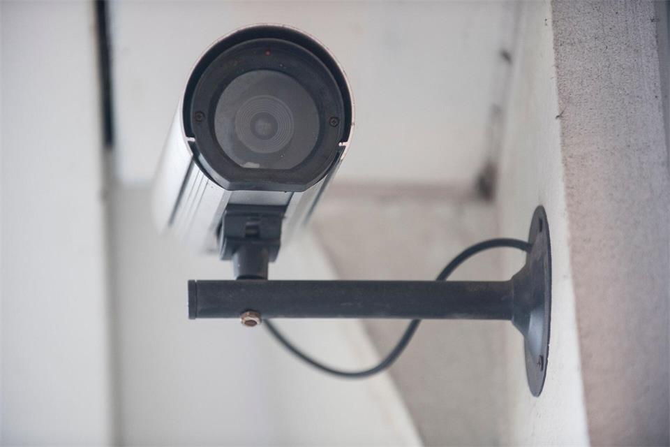 Eine Datenschutzbehörde darf gegen eine möglicherweise falsch eingestellte Videoüberwachung einschreiten, wenn konkrete Anhaltspunkte dafür vorliegen, dass personenbezogene Daten verarbeitet werden.picture alliance / dpa Themendienst