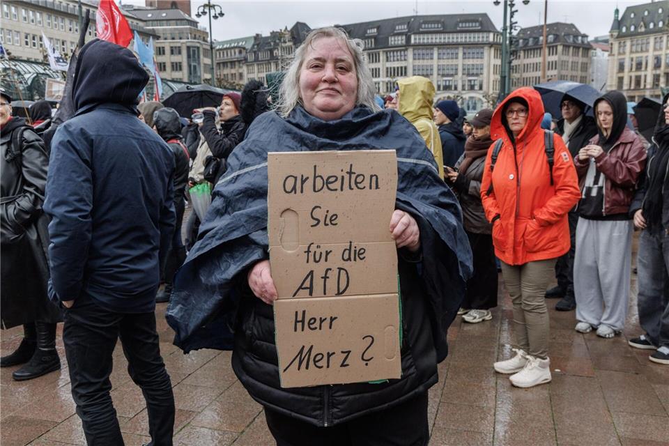 Demos gegen Merz-Äußerung - „Friedrich“-Protestsong  Eine Demonstrantin in Hamburg stellt auf einem Pappschild eine Frage an Bundeskanzler Friedrich Merz (CDU). Markus Scholz/dpa