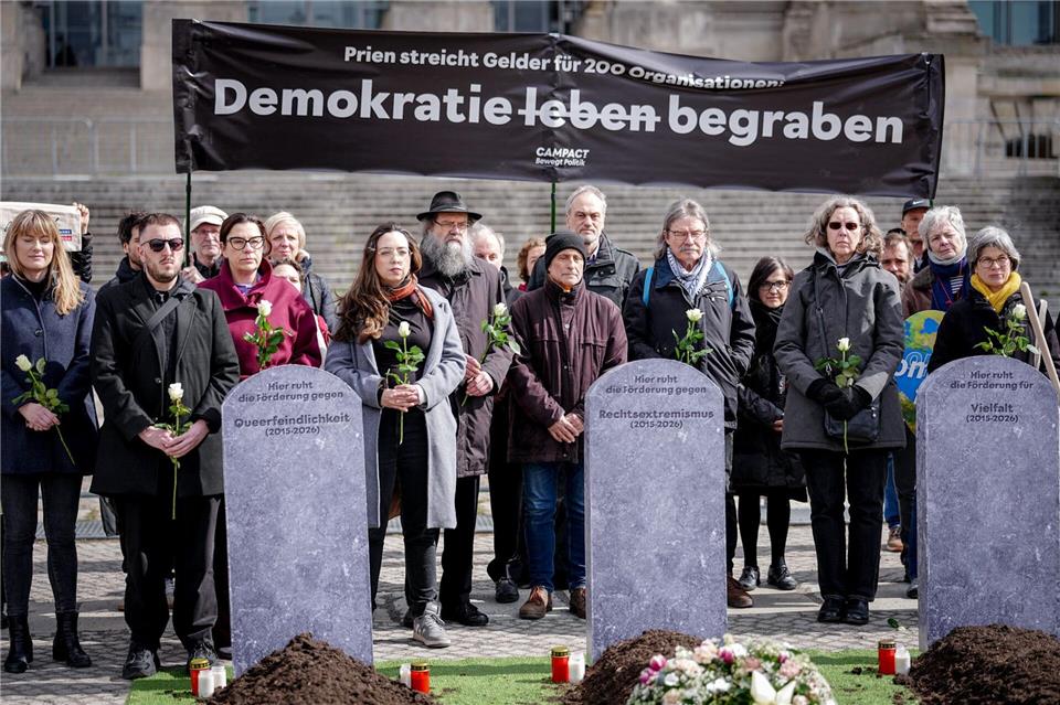 Eine Demonstration am Bundestag wandte sich im Frühjahr gegen Einschnitte bei „Demokratie leben!“. (Archivbild)Kay Nietfeld/dpa