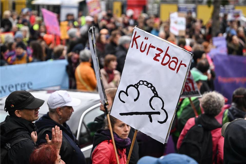 Demonstration gegen Einsparungen des Berliner Senates Eine Demonstration gegen geplante Kürzungen in Berlin zieht durch die Stadt. Britta Pedersen/dpa