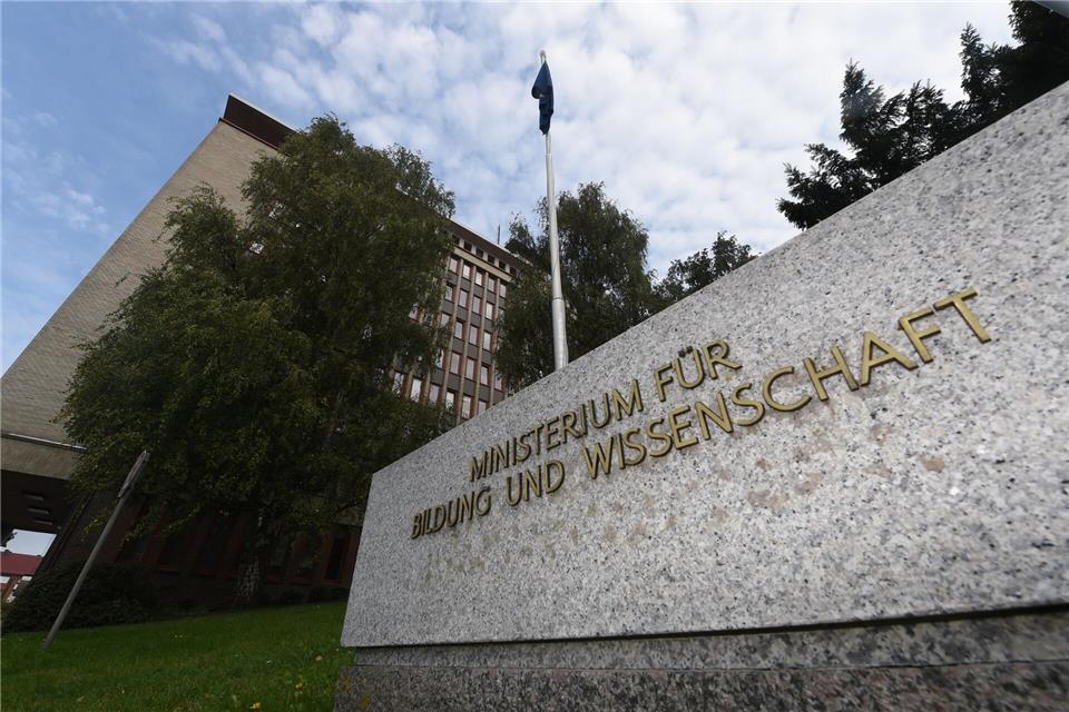 Eine Demonstration ist nach Angaben des Bildungsministeriums kein Grund, den Unterricht zu versäumen. (Archivbild)Carsten Rehder/dpa