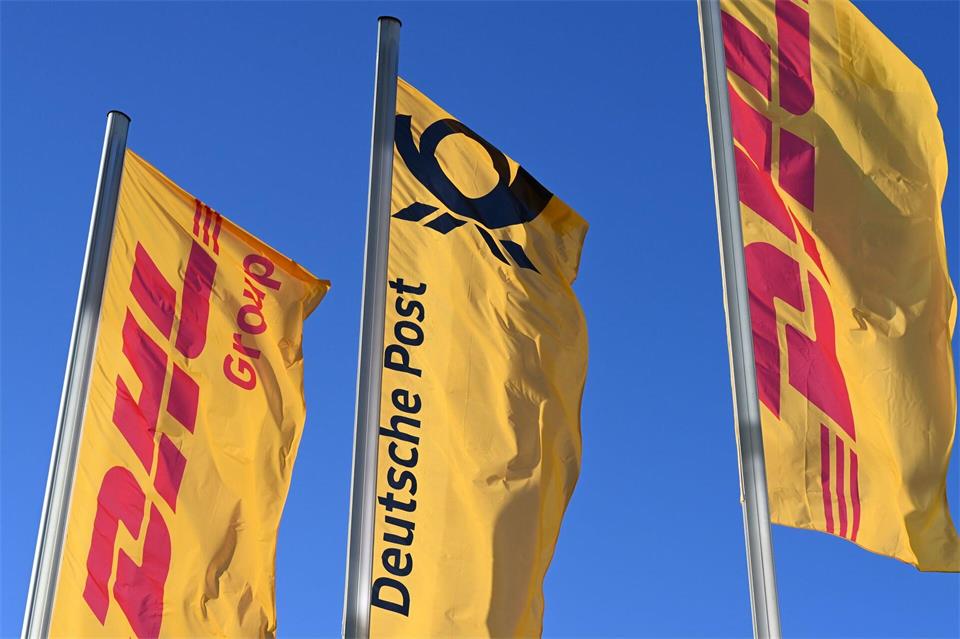 Eine Deutsche-Post-Fahne an der Konzernzentrale umrahmt von DHL-Fahnen. So soll es bleiben.Wolf von Dewitz/dpa