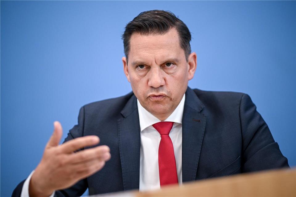 Eine Diätenerhöhung wäre nach Ansicht des SPD-Abgeordneten Johannes Fechner das falsche politische Signal. (Archivbild)Britta Pedersen/dpa