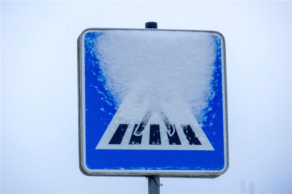 Eine Dreijährige ist an einem Zebrastreifen im Sauerland von einem Auto erfasst worden. (Symbolbild)Thomas Banneyer/dpa