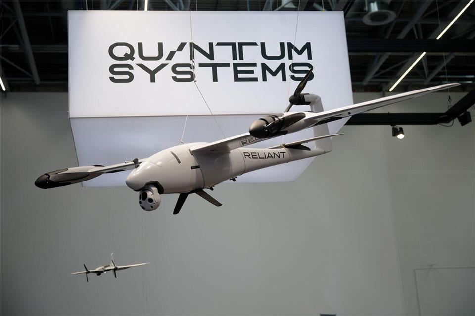 Eine Drohne am Messestand von Quantum Systems.Henning Kaiser/dpa